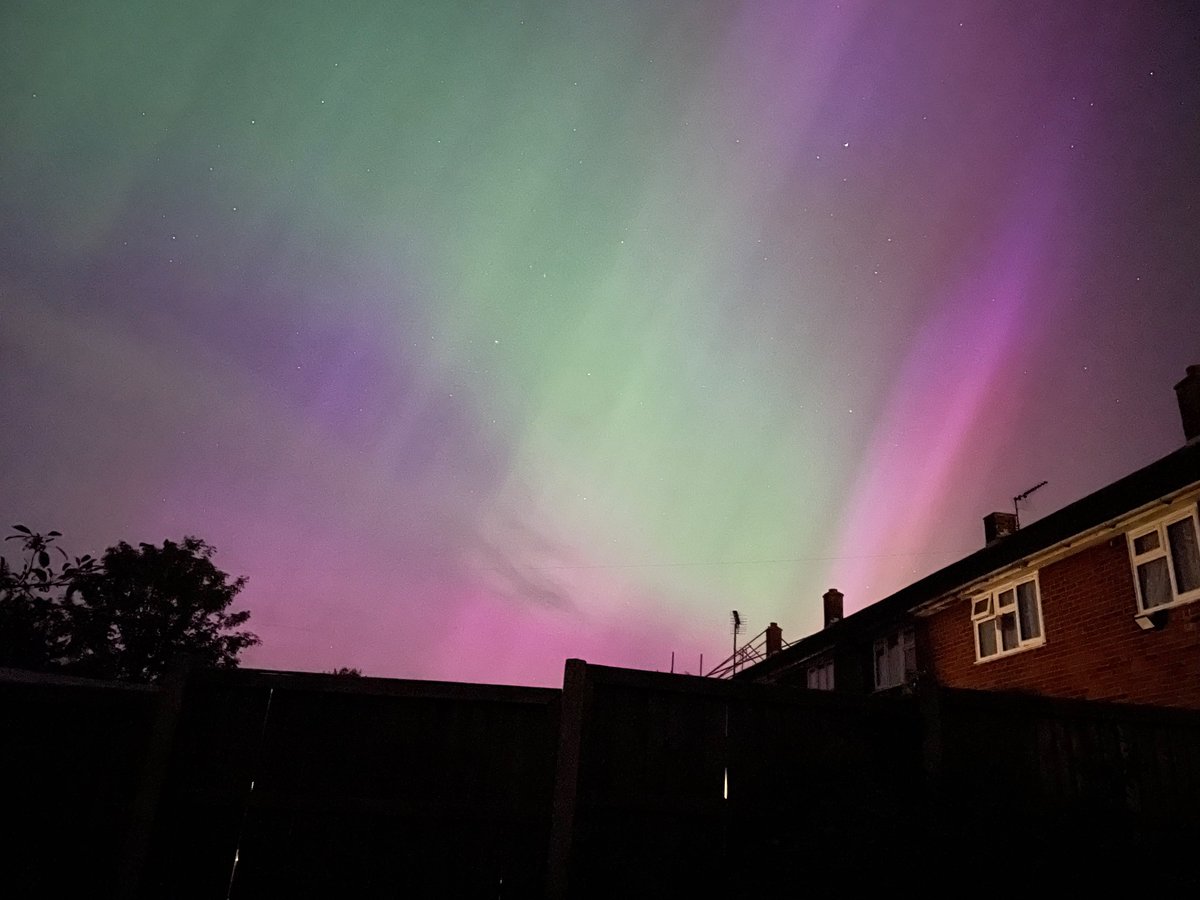 Emlou80's tweet photo. The Northern lights Friday night in South Cambridgeshire and what an amazing night it was. #Cambridgeshire #NorthernLights  #AuroraBorealis https://t.co/2kKsMitpqZ
