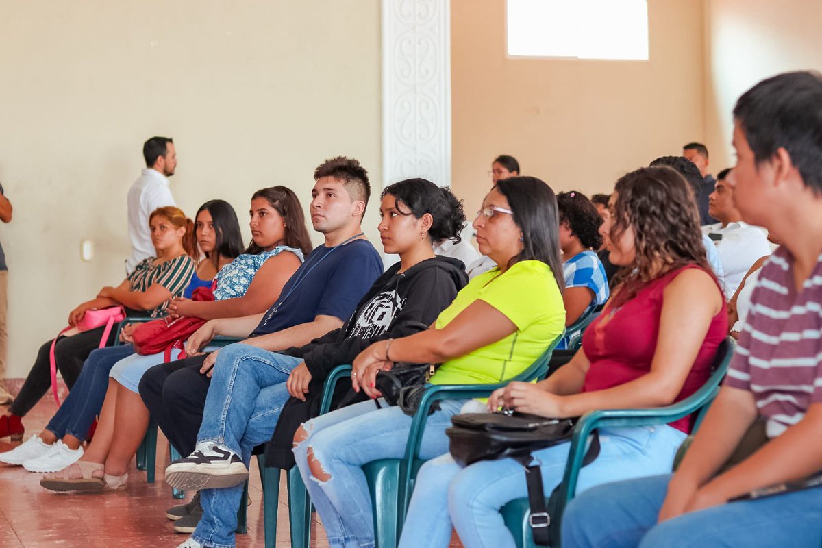 LoreFuentesdeOr's tweet photo. Este sábado decenas de jóvenes asistieron al primer foro informativo para optar por las #BecasParaCrecer impulsadas por la Dirección de @integracionsv con el apoyo de la @alcaldia_SA  y la @AsambleaSV, como parte de la 6ta Fase del Plan Control  Territorial. https://t.co/qBDNwc2NdQ