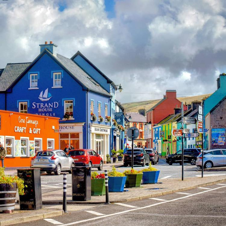 📍Dingle, County Kerry
Featuring this wonderfully colourful view of Dingle by @yourwayireland.  

************************
What is a Dingle known for?
lovetovisitireland.com/what-is-dingle…
***********************

#loveireland #visitireland #ireland