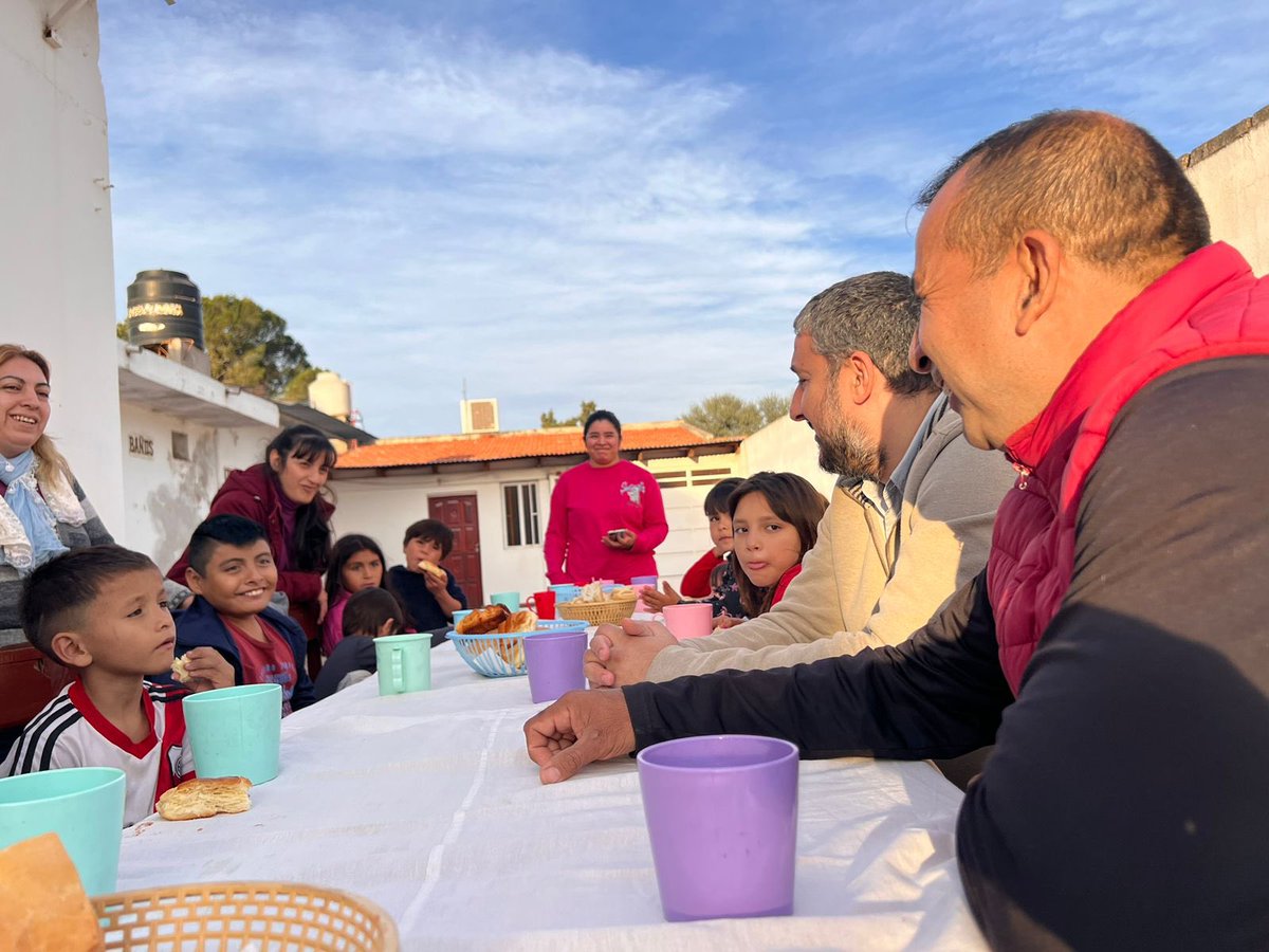 anibal_padula's tweet photo. Hermosa tarde compartimos con los niños de la escuela bíblica de la Iglesia Asamblea Cristiana en Barrio Tiro Federal!! ❤️🙏 https://t.co/CGYWR7Eew1