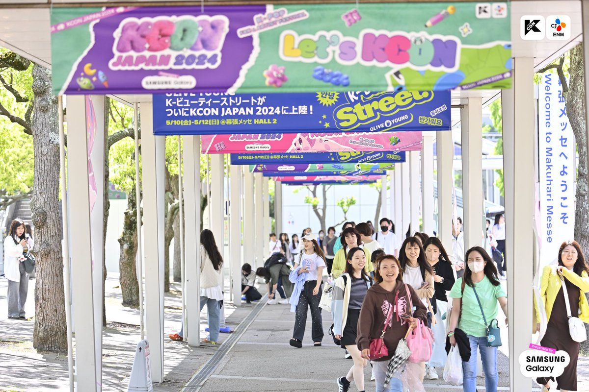 [#KCONJAPAN2024] Makuhari Messe DOOR OPEN 🎀 𝗠𝗔𝗬 𝟭𝟮 (𝗦𝗨𝗡) 🚪Let's get together with those who are up for some fun events on the last day! 🚪集まったみんなと最終日も様々なイベントで楽しんでいきましょう！ 🎈2024.05.10.-05.12 ✨Let's #KCON!