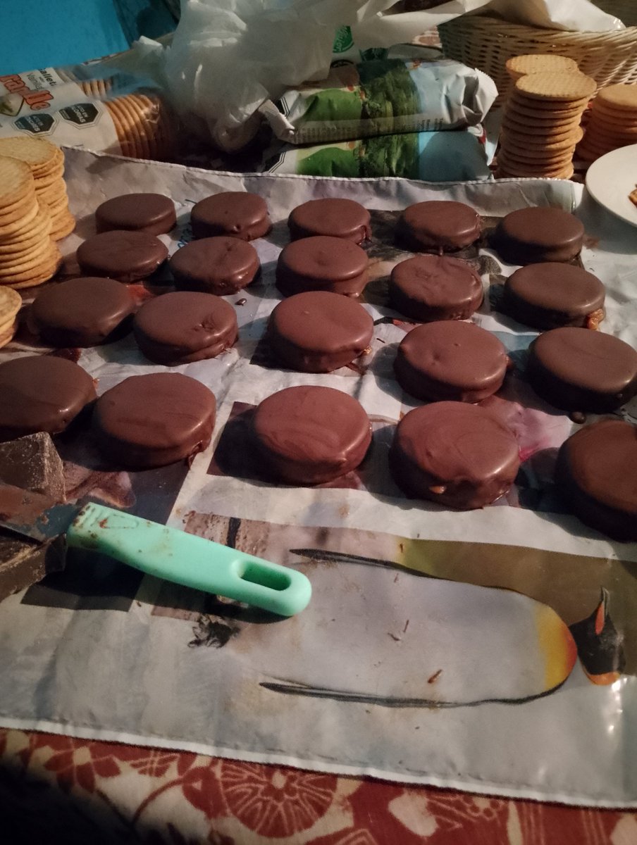 PauleskaC's tweet photo. Día de Alfajores para vender mañana...Si me ve por alguna micro del sistema de transporte...Los tengo solo a $500 para llevar un pequeño regalito a mamá.
Tengo 5 variedades: tradicional, con trocitos de nuez, almendra, pistacho y maní. https://t.co/pkvfydUMjX