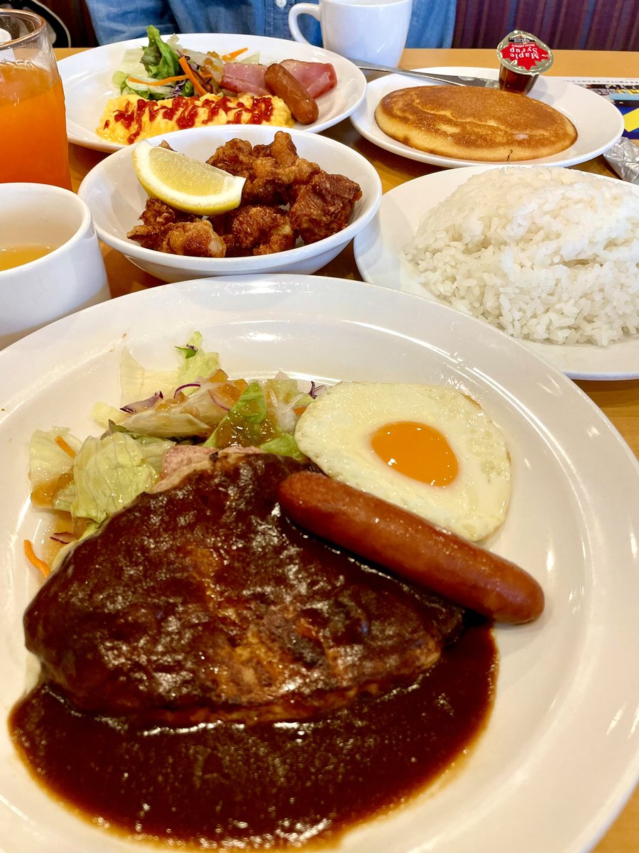 ガストでモーニング❣️わたしゃハンバーグにからあげ、ご飯大盛り🍚❣️タヌキ社長はスクランブル&ベーコンソーセージセットと、パンケーキ❣️😊💦