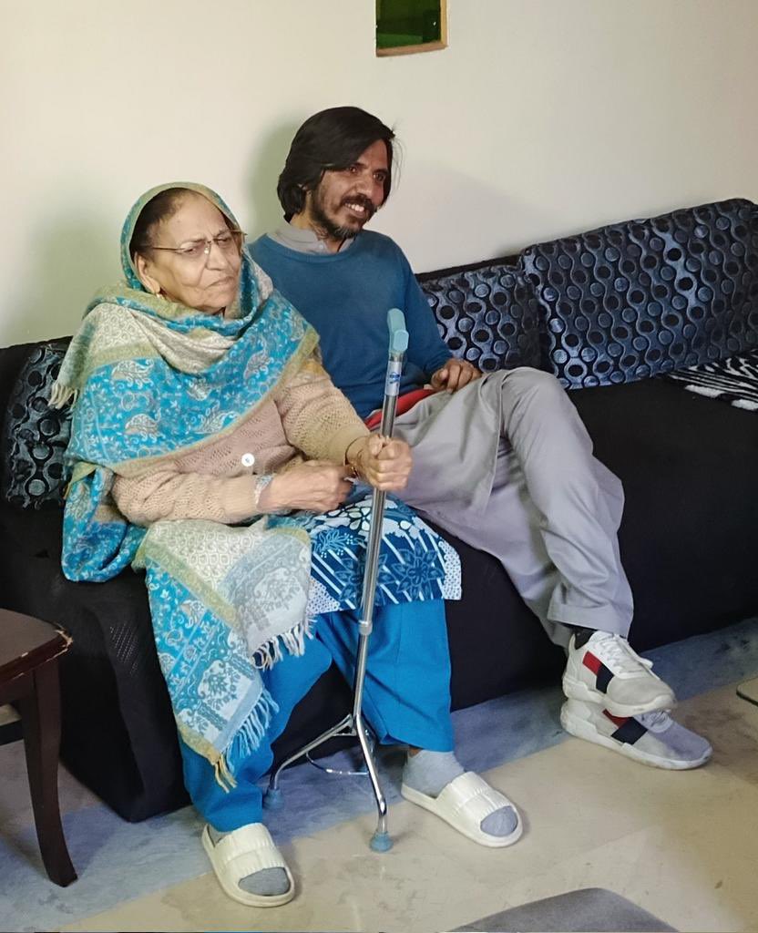 روشنی بھی نہیں ہوا بھی نہیں 
ماں کا نعم البدل خدا بھی نہیں

#انجم_سلیمی
#MothersDay