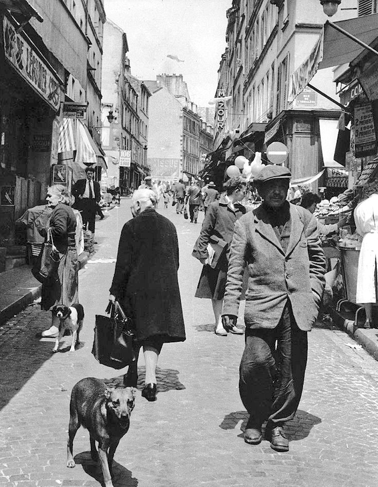 Bonjour. ☕️🥐😊 Robert Doisneau. Léon la Lune et son chien rue Mouffetard Années 1950. 5e