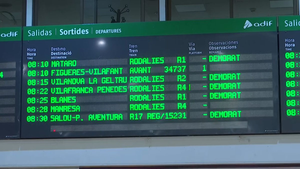 Els trens de Rodalies i Regionals no poden entrar ni sortir de Barcelona. Els que venen pel sud s'aturen a Bellvitge i l'Hospitalet i els que arriben pel nord ho fan a Montcada i Cerdanyola ccma.cat/324/barcelona-…
