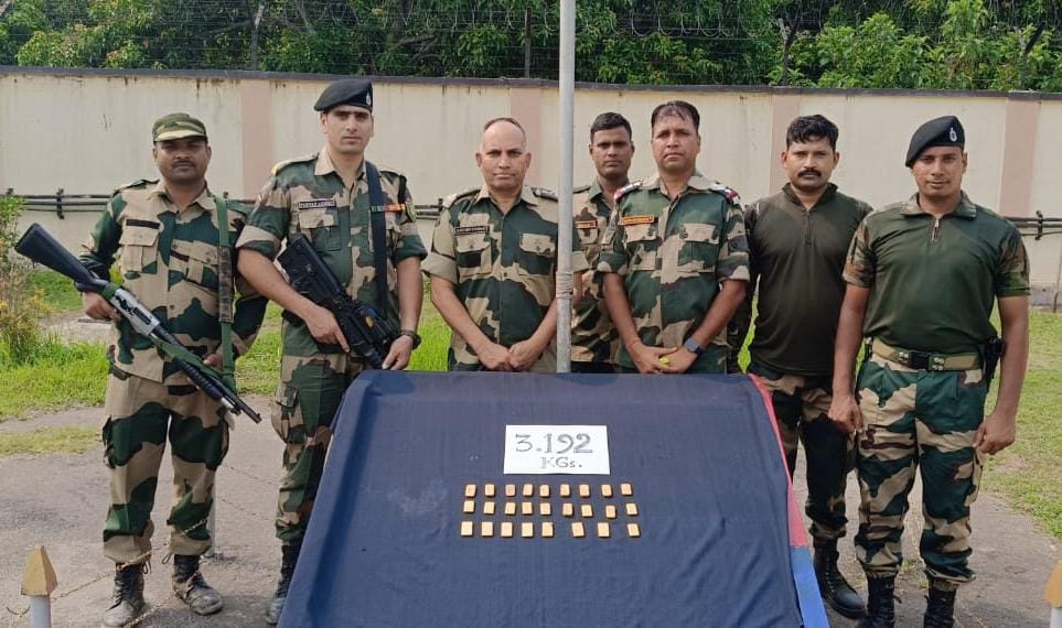 11.05.2024

In an Int based Ops,Troops of BOP-Halderpara,Dist-Nadia @BSF_SOUTHBENGAL foiled a big smuggling attempt of Gold and seized 26 No of Gold Biscuits (Wt-3.2 Kg) of ₹ 2.35 Cr,being smuggled from Bangladesh to India.
#BSFseizedGold
#JaiHind