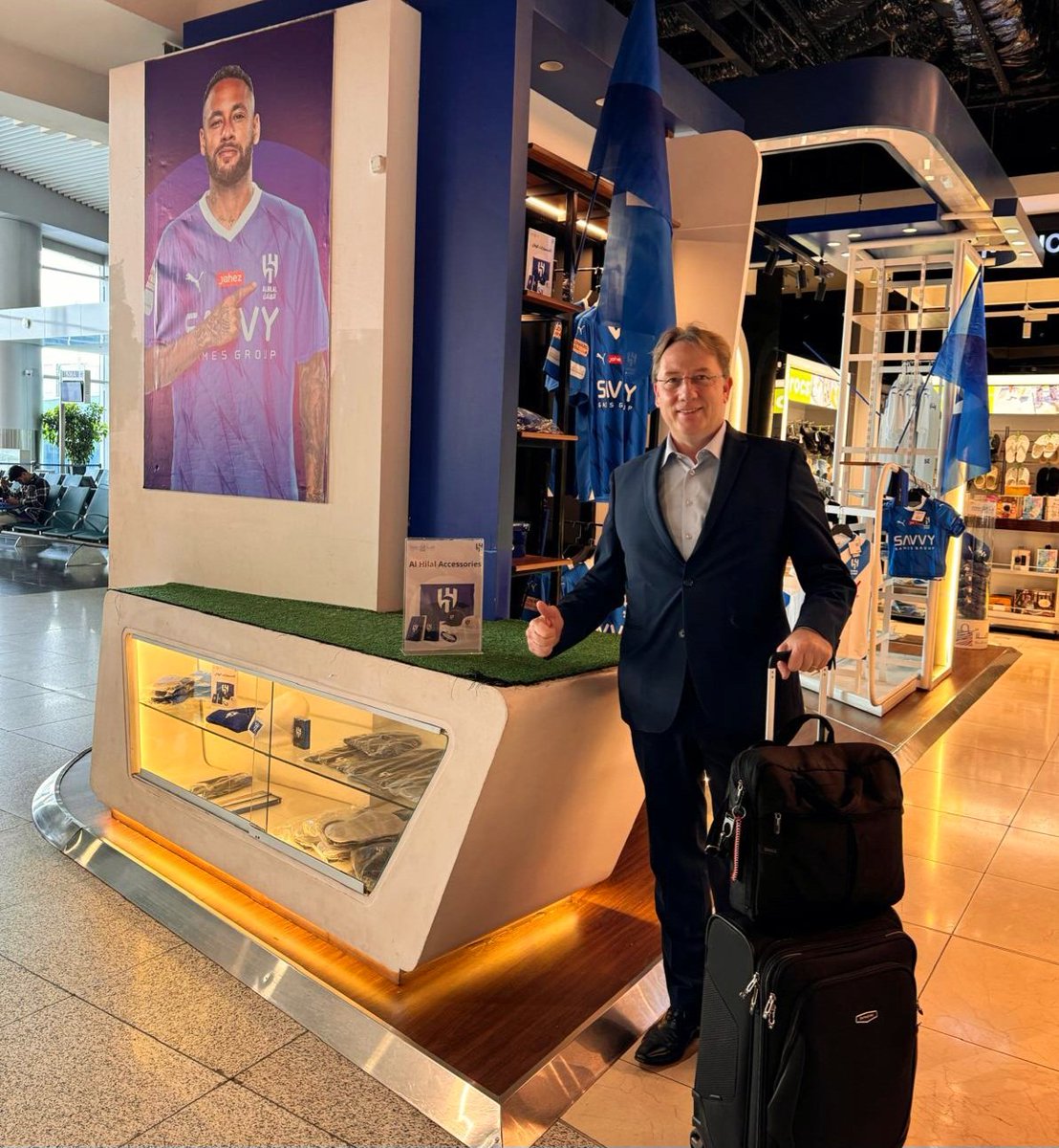 من مطار الملك خالد الدولي في #الرياض، تهانيّ الحارّة 👏 لنادي #الهلال💙 العظيم على فوزه في الدّوري السعودي 🇸🇦⚽️ ! مبروك على هذا الفوز 👑 التاسع عشر!
فخورٌ أن قلبي أزرق 💙 !
#كبير_آسيا #الهلال_بطل_الدوري_التاريخي 
🇸🇦💙💙💙🇨🇵