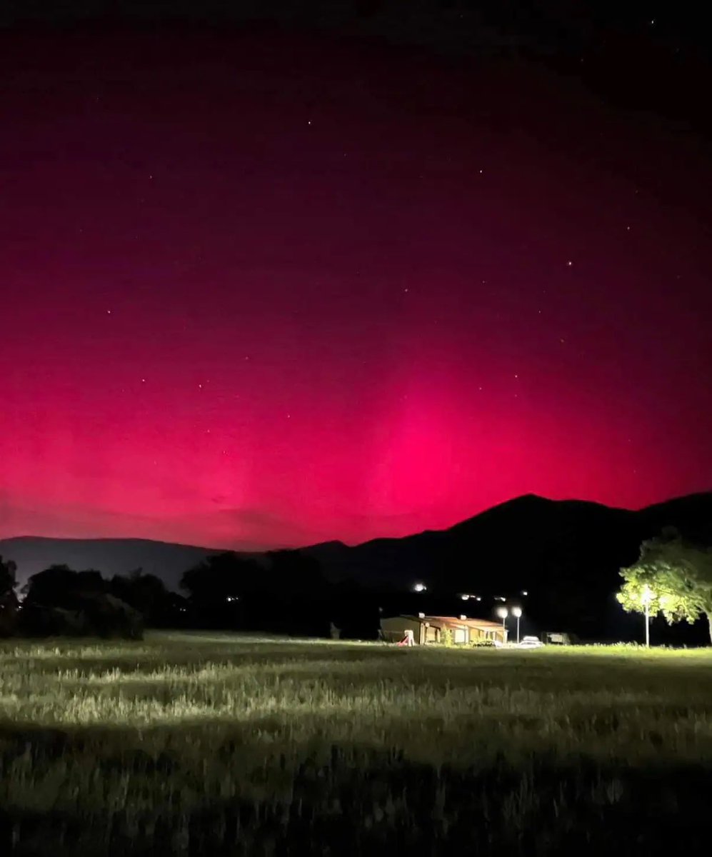 Anche nelle regioni del Sud Italia è stato possibile ammirare il suggestivo fenomeno. Il cielo della Puglia si è colorato di rosa e viola durante la notte, regalando uno spettacolo unico.

#auroraboreale 

#ComeNuvoleNellAria su #VentagliDiParole