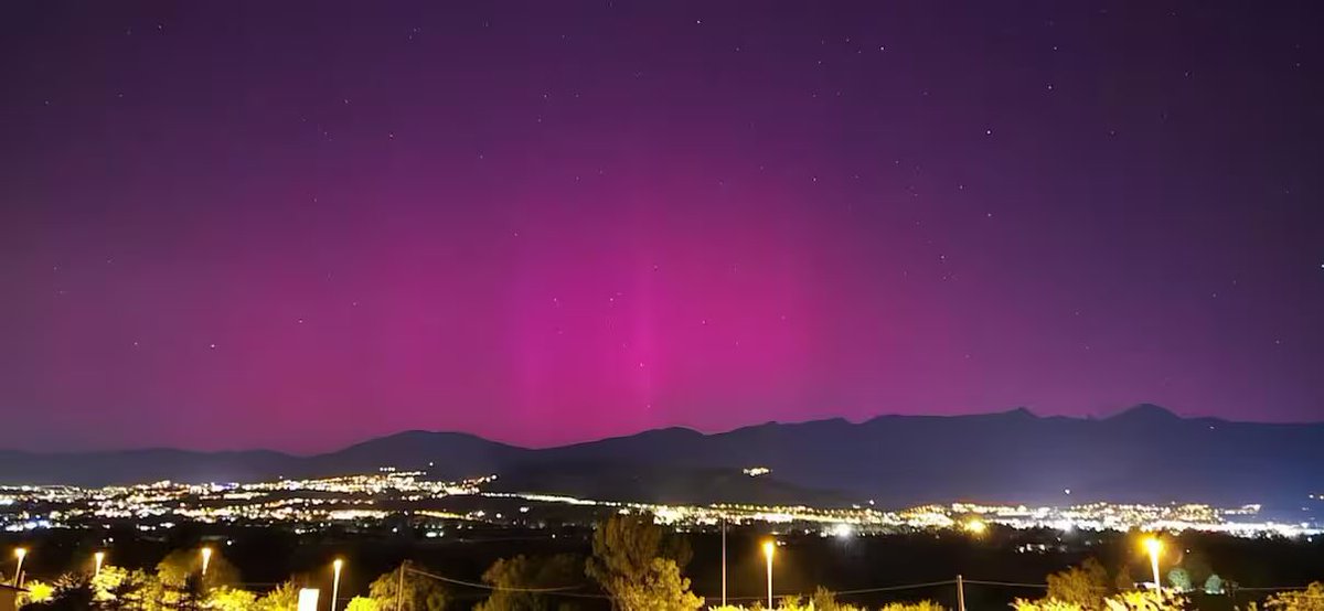 Ampi squarci di luce rosso-violacea hanno illuminato anche la zona da Gubbio a Norcia, dal lago Trasimeno a Terni. Uno spettacolo unico. Un dono dal cielo per essere visibili a occhio nudo alle nostre latitudini. 

#auroraboreale 

#ComeNuvoleNellAria su #VentagliDiParole