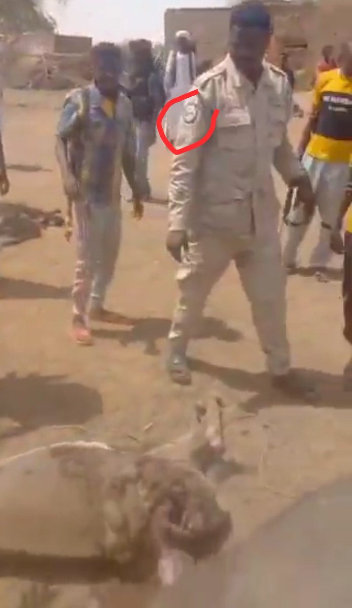 ظهور عناصر الدعم السريع في الفيديو يدل على استمرارهم في تحصنهم بالقرى وامتصاص موارد القرويين واستجلاب القصف لهم بشكل دنيء وخسيس ، واستخدام البراميل المتفجرة الغير دقيقة هو امعان في اللامبالاة والإجرام من الطيران الحربي #RSF_SAF_WarCrimes #KeepEyesOnSudan