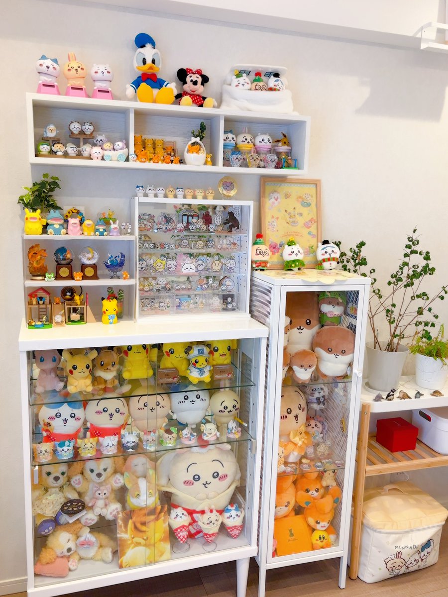 saki__usa's tweet photo. 最近のお部屋のコレクションたち🌼
余裕がないとすぐお部屋散らかしがちなので、いつでも綺麗を保ちたい…🫨（むり）
しかしキャラクターが渋滞＆物が多いからやっぱり少なくしたい😯😯 https://t.co/mJHrjASu0a