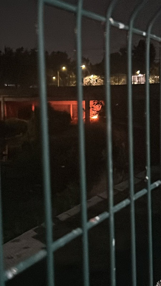 🚨Fraccionamiento Autocinema en los límites de #Guadalajara y #Zapopan, personas en situación de calle queman llantas debajo del puente de avenida Patria.
