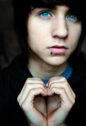 deefizzy's tweet image. only the true emos know who this is