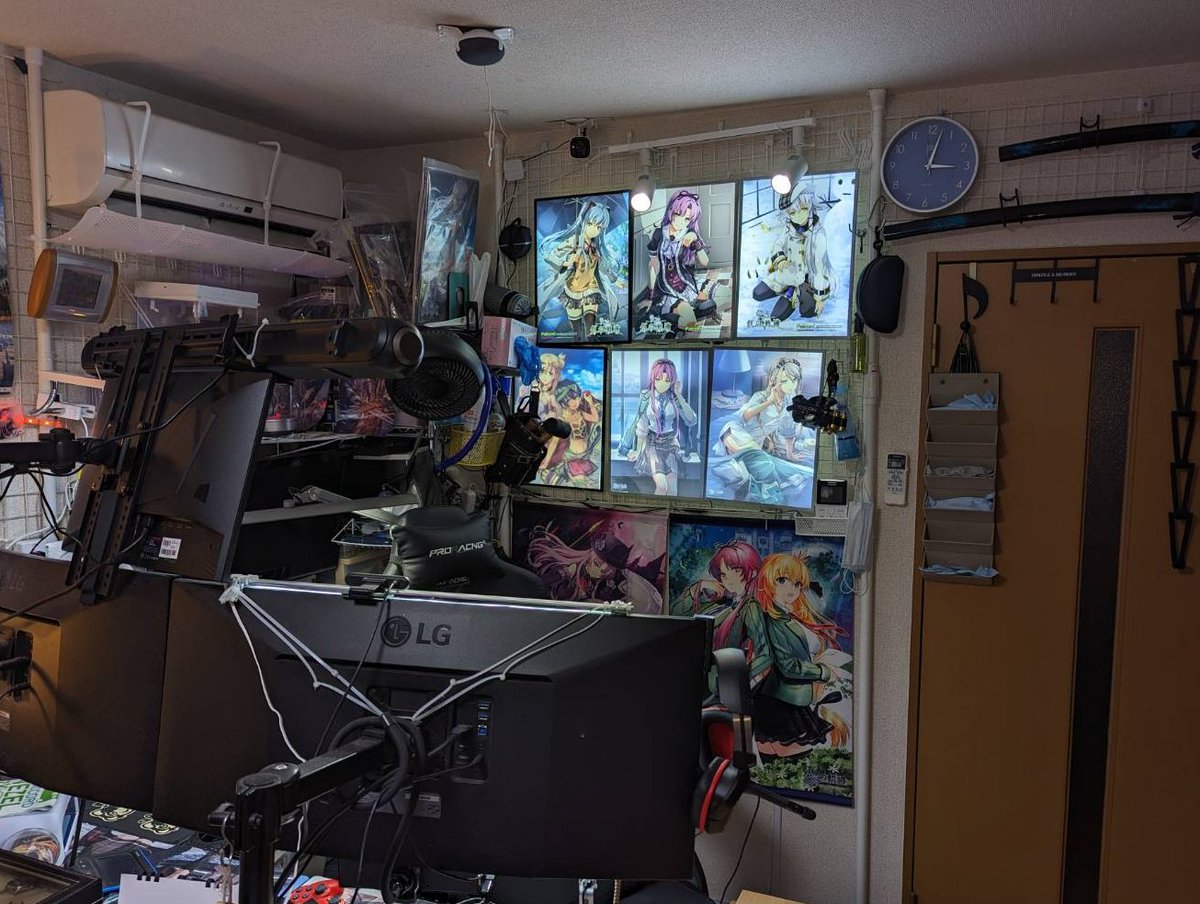 oukagameetc's tweet photo. ディスプレーが一台壊れたので新しいディスプレーをメイン2画面の上に配置してスピーカーをその上につけました。いままでディスプレーがあったところにはネックスピーカーの充電台を手作りして配置。背面にスポットライトやら増やしてさらに快適になりましたぁ。あ、フィギュアのライト点けるの忘れた https://t.co/ePpKf7p9AH