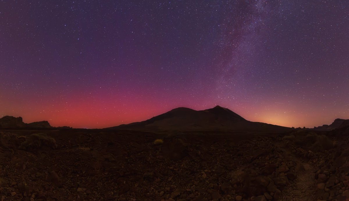Aquí les dejo una fotografía de la histórica noche que vivimos el 11.05 en Canarias. La aurora boreal a la izquierda de Pico Viejo y el Teide y la cola de la Vía Láctea sobre su pico.