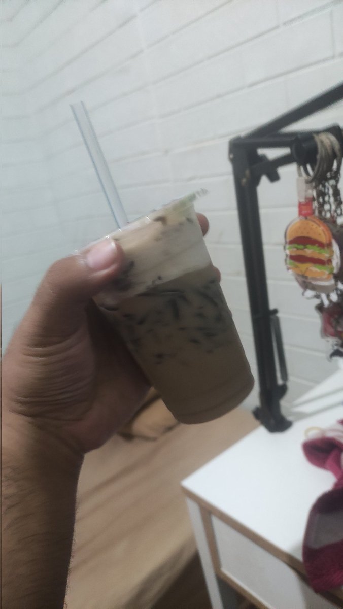 out of nowhere bokap msk kamar dan ngasih Cappuccino Cincau trus bilang 'panas bgt hri ini'

gue: akhirnya beliau sadar jg belakangan ini panas bgt🥲