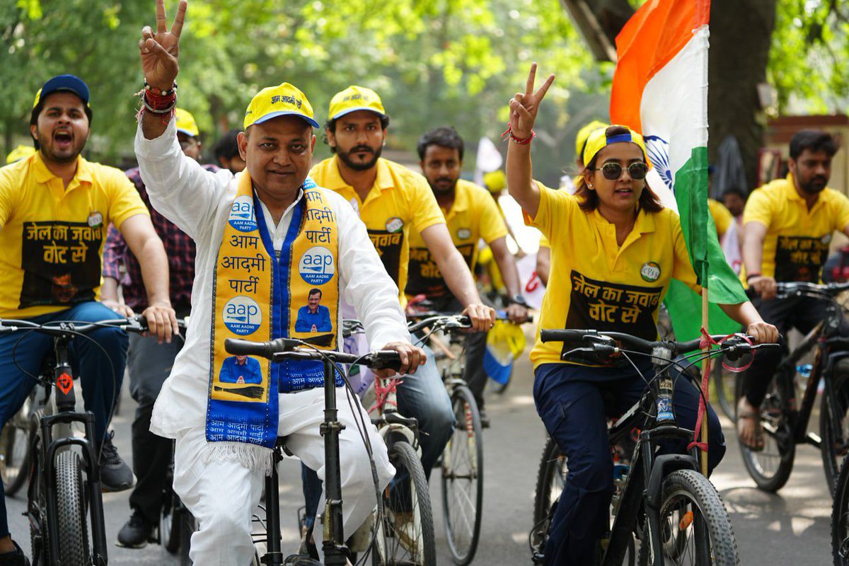 AAP leader and Delhi Cabinet Minister @AapKaGopalRai organised a cycle rally on Rouse Avenue to support INDIA Alliance's #LokSabha candidate, Somnath Bharti, from New Delhi. @AamAadmiParty @attorneybharti #NewDelhi #AamAadmiParty