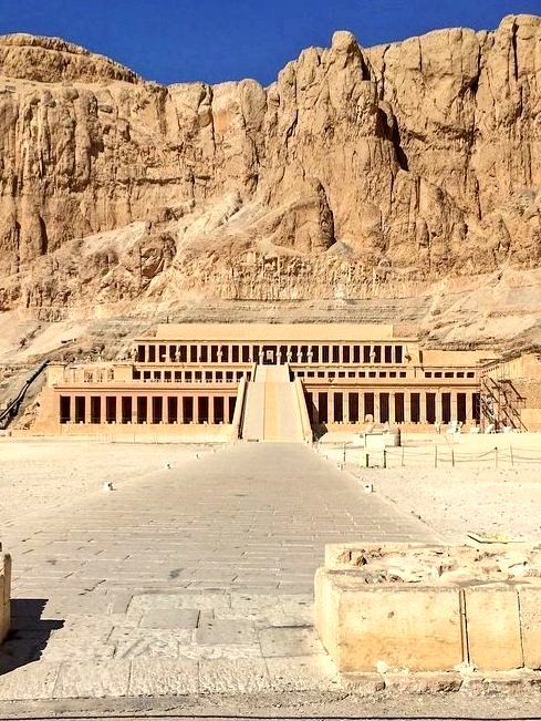 #AncientSiteSunday: the mortuary temple of #Hatshepsut at Deir el-Bahri. The temple is located on the west bank of the Nile at Luxor, close to the Valley of the Kings. Hatshepsut was a female pharaoh of the 18th dynasty, she reigned from ca. 1473-1458 BC. #Egypt