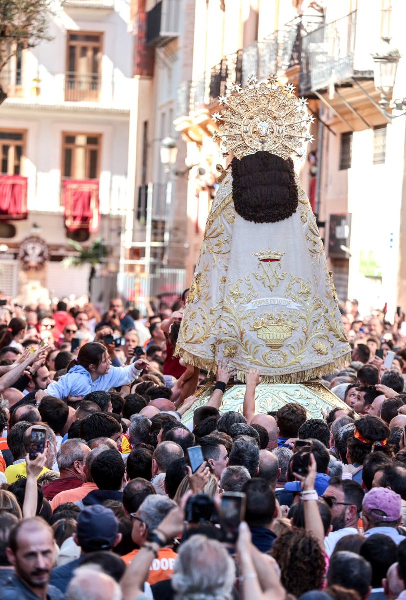 🌸Bon dia! Hui celebrem la festivitat de la #MareDeDéuDelsDesemparats, patrona de #València. ⏰8 h Missa d'Infants ⏰10.30h👉Trasllat de la Mare de Déu🏵️ ⏰12h👉 Missa pontifical @MCatedralVLC ⏰14h👉#mascletà de @PiroAitana a la pl. de l'Ajuntament🧨 ⏰17:30h👉Processó general🔔