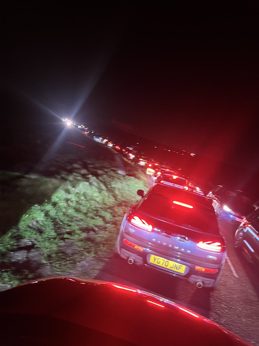 HeadGeog's tweet image. Chaos in the Peak District last night as literally everyone attempted to catch sight of the Northern Lights! 
Nothing seen, apart from headlights… 
#NorthernLights #peakdistrict