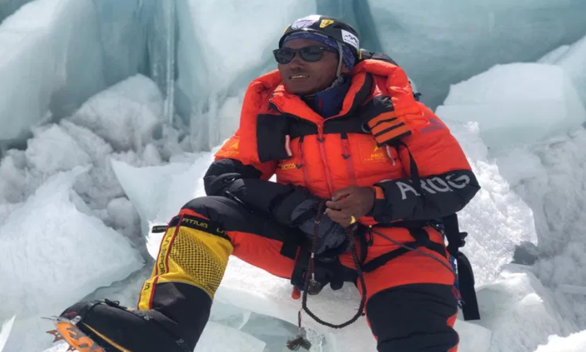 Nepal mountaineer #KamiRitaSherpa climbs Mount Everest for 29th time, breaks own record Read: news9live.com/world/nepal-mo… #Nepal #MountEverest