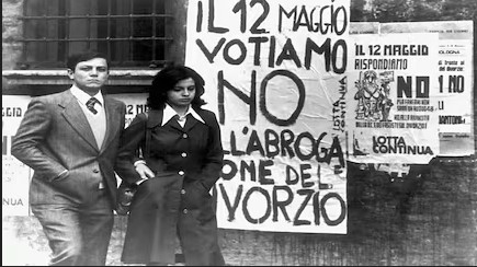 12 e 13 maggio 1974 33 milioni di italiani sui trentasette milioni di aventi diritto al voto si esprimono sull’abrogazione della legge sul divorzio approvata nel 1970. Nei due giorni di voto, il 59,1% dei votanti si dichiara contrario all’abolizione della legge.