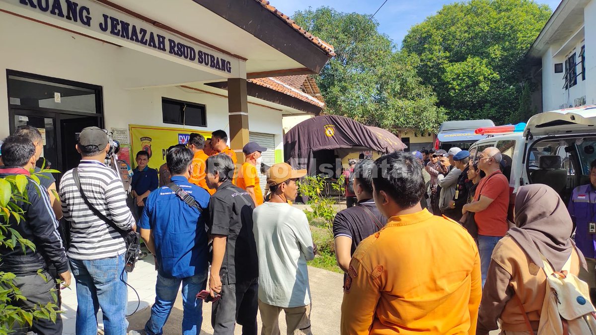 Penyerahan 10 jenazah korban kecelakaan bus PO Putra Fajar Trans di Ciater, Subang untuk kembali ke Depok, Jawa Barat, Minggu (12/5) pagi. 📸Win #BeritaElshinta