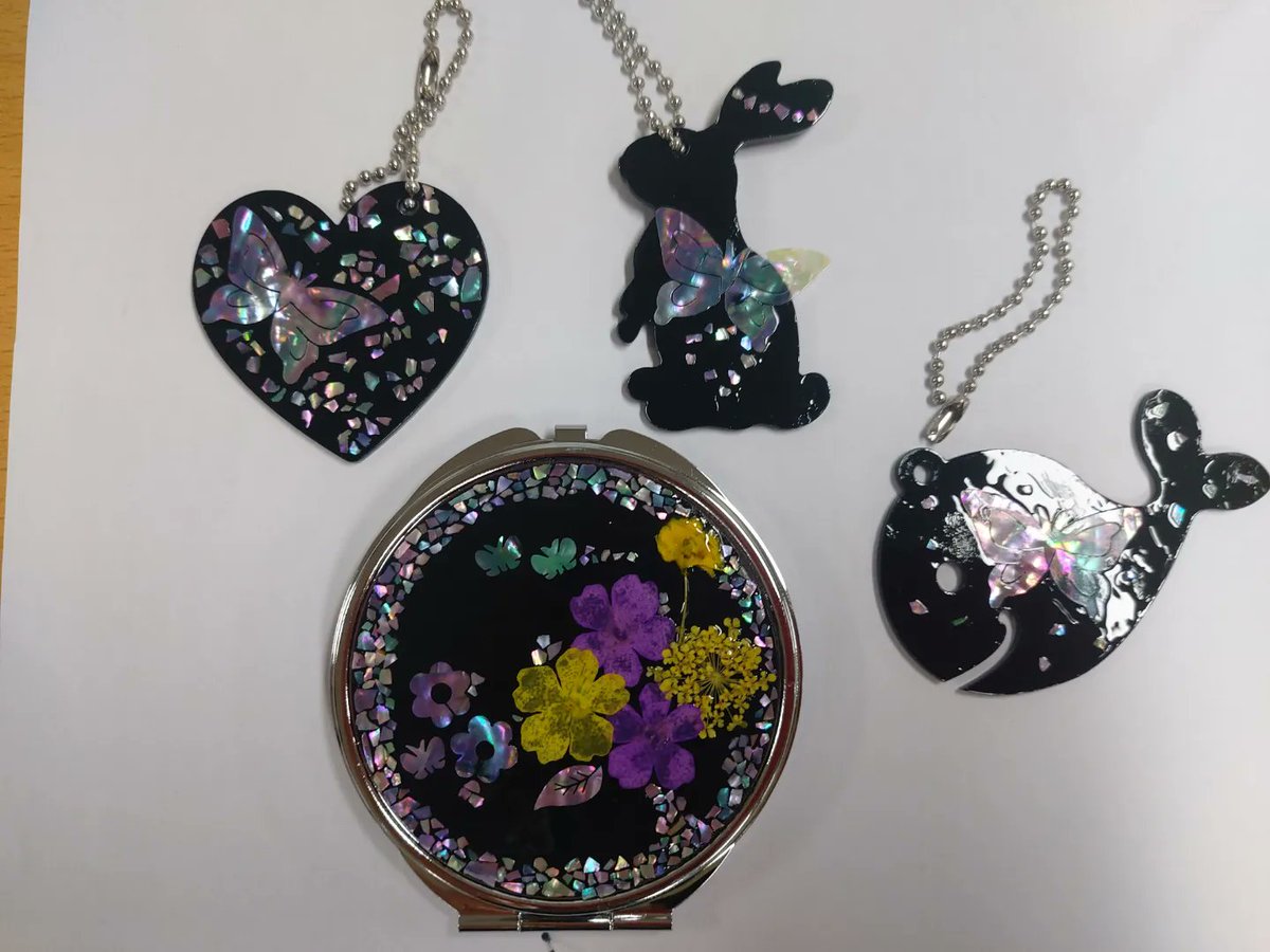 여고생들과 함께한 원예수업
압화자게거울만들기
이정도 실력이면 
"너희들  자게공방 차려야겠어"
쪼~~~아요