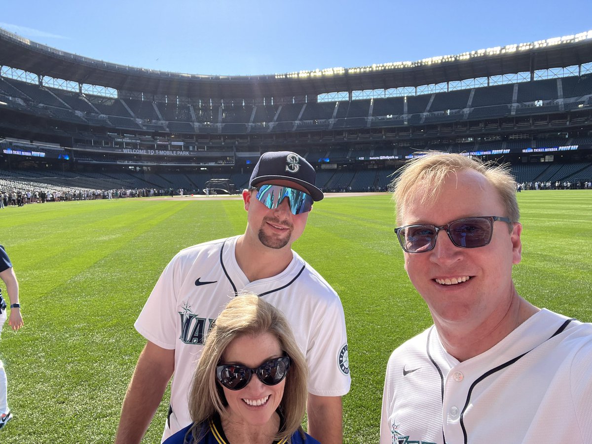 DascherPaul's tweet photo. Cal with another HOMER!!! #TridentsUp Go M’s!!! https://t.co/nDZmGjCZuX