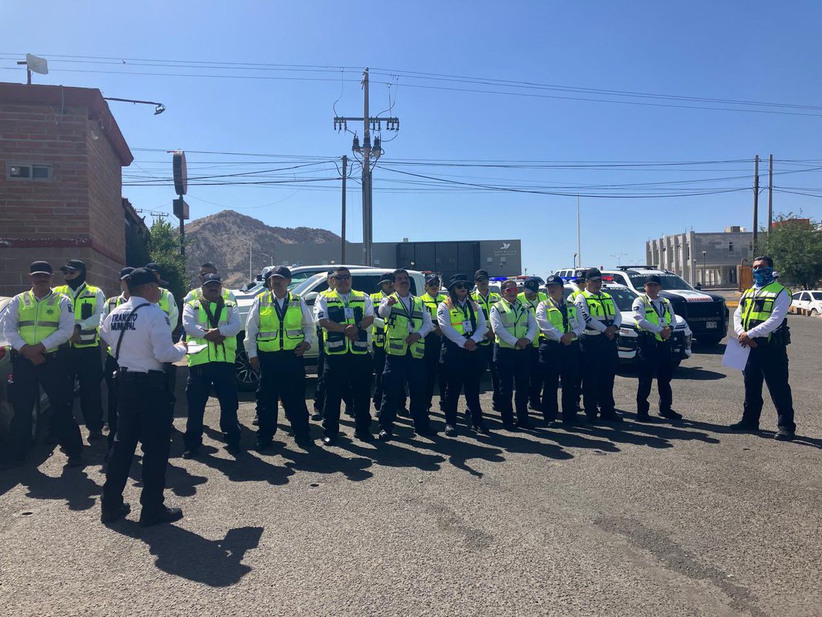 Recomendaciones de Tránsito, si esta noche visitas la ExpoGan: 🚕 Tomar transporte alternativo ( taxi, Uber ) ⏰Salir con anticipación 👮🏼Respetar las indicaciones por oficiales. Se refuerza el personal de Tránsito para esta noche en los alrededores de la Unión Ganadera.