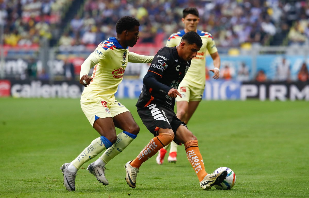 lajornadaonline's tweet image. Con un agónico empate de @julian_quiones3 , el @ClubAmerica clasifica a semifinales del Clausura 2024 de la @LigaBBVAMX, con un marcador global de 2-2 ante los @Tuzos. 

Avanza debido a que terminó mejor en la clasificación general del torneo. 

#America #Quiñones #LigaMX 

📸La…