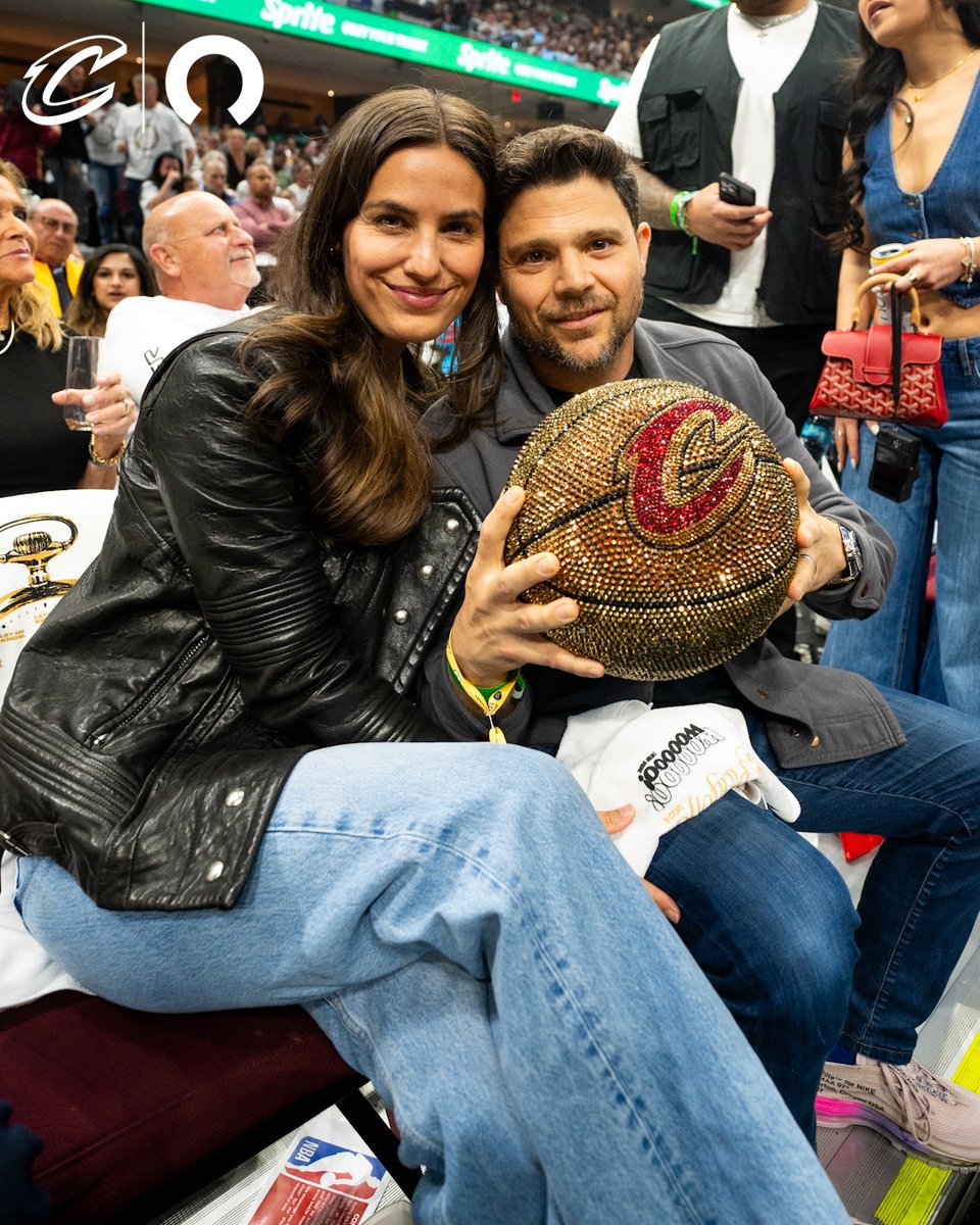 Brought our entourage to @RMFieldHouse.

@RocketMortgage | #LetEmKnow