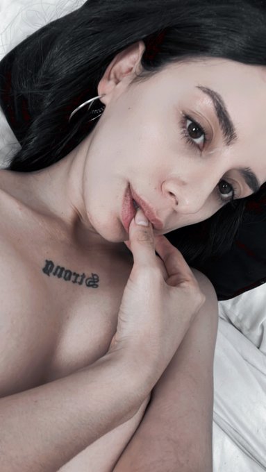 Necesito compa&ntilde;ia en mi cama 🥵 https://t.co/pgaJKHJcML