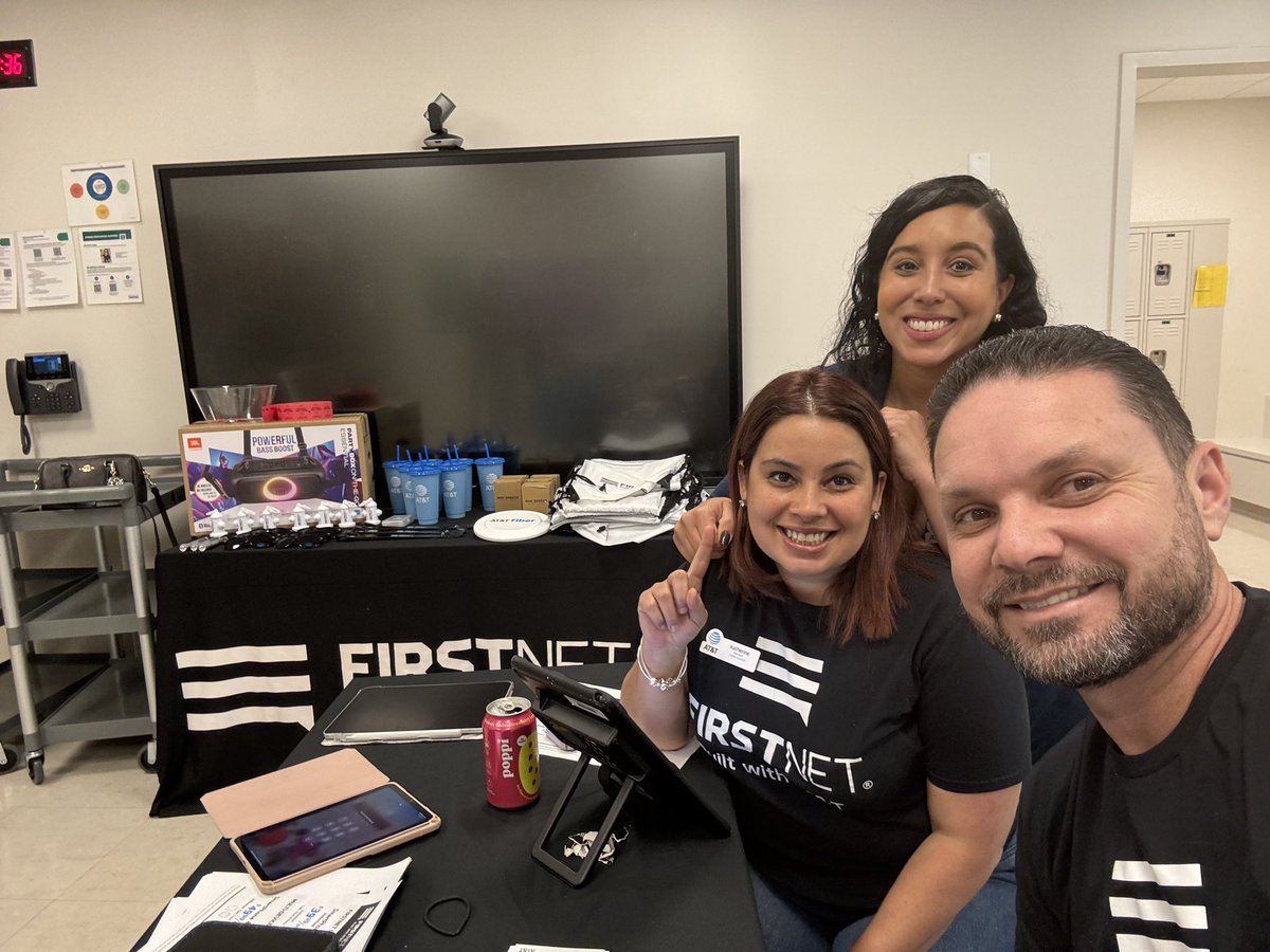 Baptist hospital Nurse Appreciation 3 stores London, KDG , and Florida City # 2 day doing Amazing things informing nurses and Doctor about Firstnet and Fiber @RocbadoWilliam @eniggemann @Lissette_rod1 @GusCamara @FirstNet @One_FLA @Lissette_rod1 @cassiexoxo88 @BoyerBern