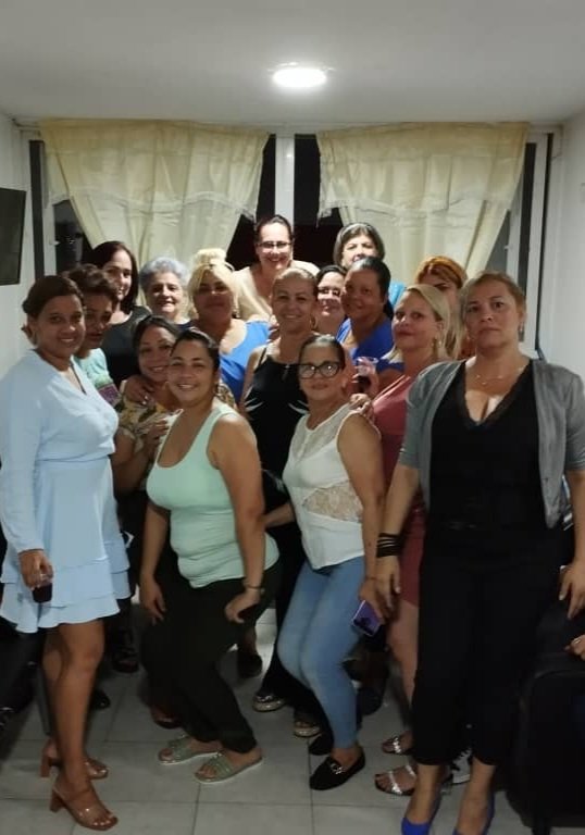 Noche de alegría. Reunida la Brigada Tamara Bunque celebrando el Día de las Madres. Nos une el compromiso y la solidaridad por el hermano pueblo de Venezuela. #CubaPorLaVida #CubaCoopera
