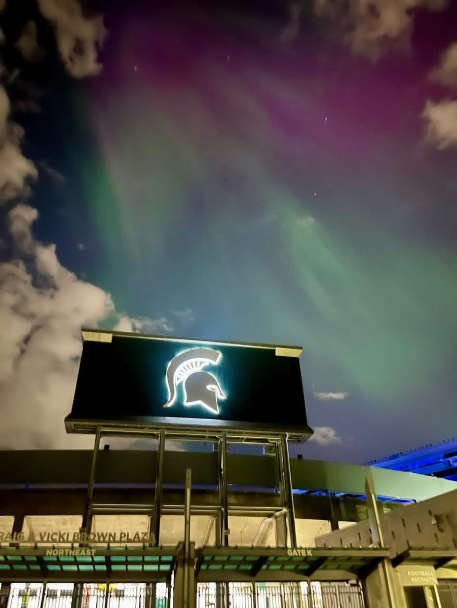 Northern lights on campus. 📷: Dillon & Britt P.