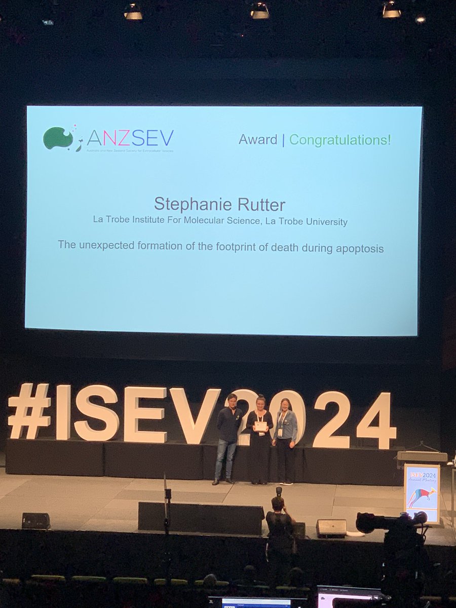 Congratulations Steph from @LabACDC @LIMSLTU @latrobe for winning the @AustralasiaEV Emerging Scientist Award 👏👏👏👏 @IsevOrg #ISEV2024 #greatwork