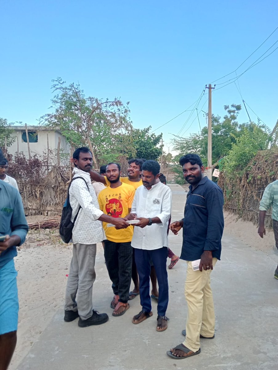 gonu_venkey's tweet photo. *గూడూరు నియోజకవర్గ తెలుగుదేశం పార్టీ అభ్యర్థి డాక్టర్ పాశం సునీల్ కుమార్ గారి ఆదేశాల మేరకు,*  
 **ఈరోజున ఏరూరు గ్రామంలో* *EVM PAD* లో 3 NO సైకిల్ గుర్తు కి ఓటు వేయమని డోర్ టు డోర్ తిరిగి తెలియజేయడం జరిగింది..@itdp_gudur120 https://t.co/kfiz3DNqm0
