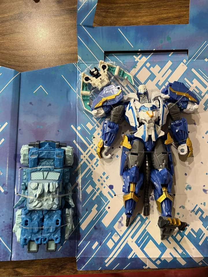 The starseeker leader thundertron has officially leaked and includes a slight variant of thundertron along with a siege ratbat repaint titled 'nightstrike' and a repaint of magneous titled 'calcitron' No clue when this will release. But it is walmart exclusive in the US!