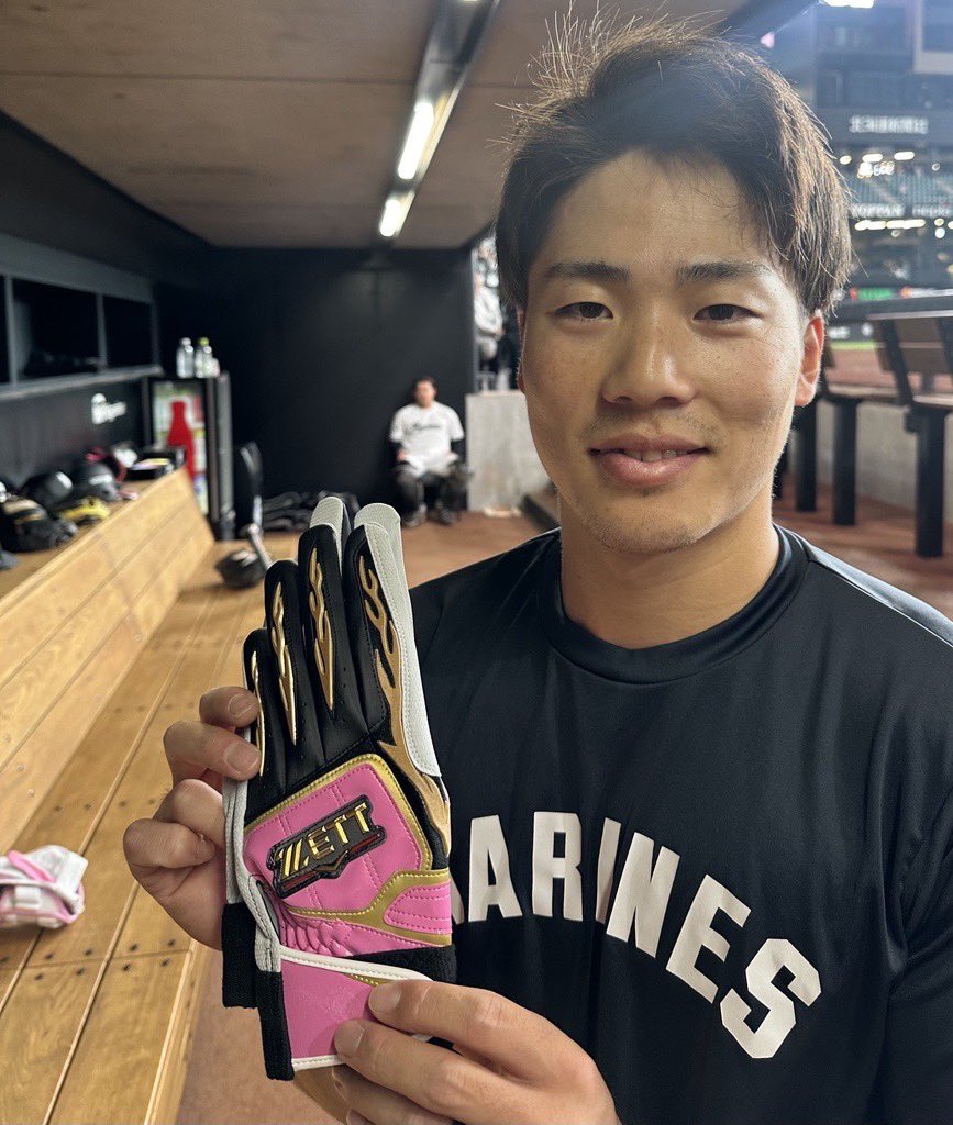 ピンクのバッティンググローブの #友杉篤輝 選手。
ただ、通常のバッティンググローブもピンクです(笑)
#chibalotte #広報