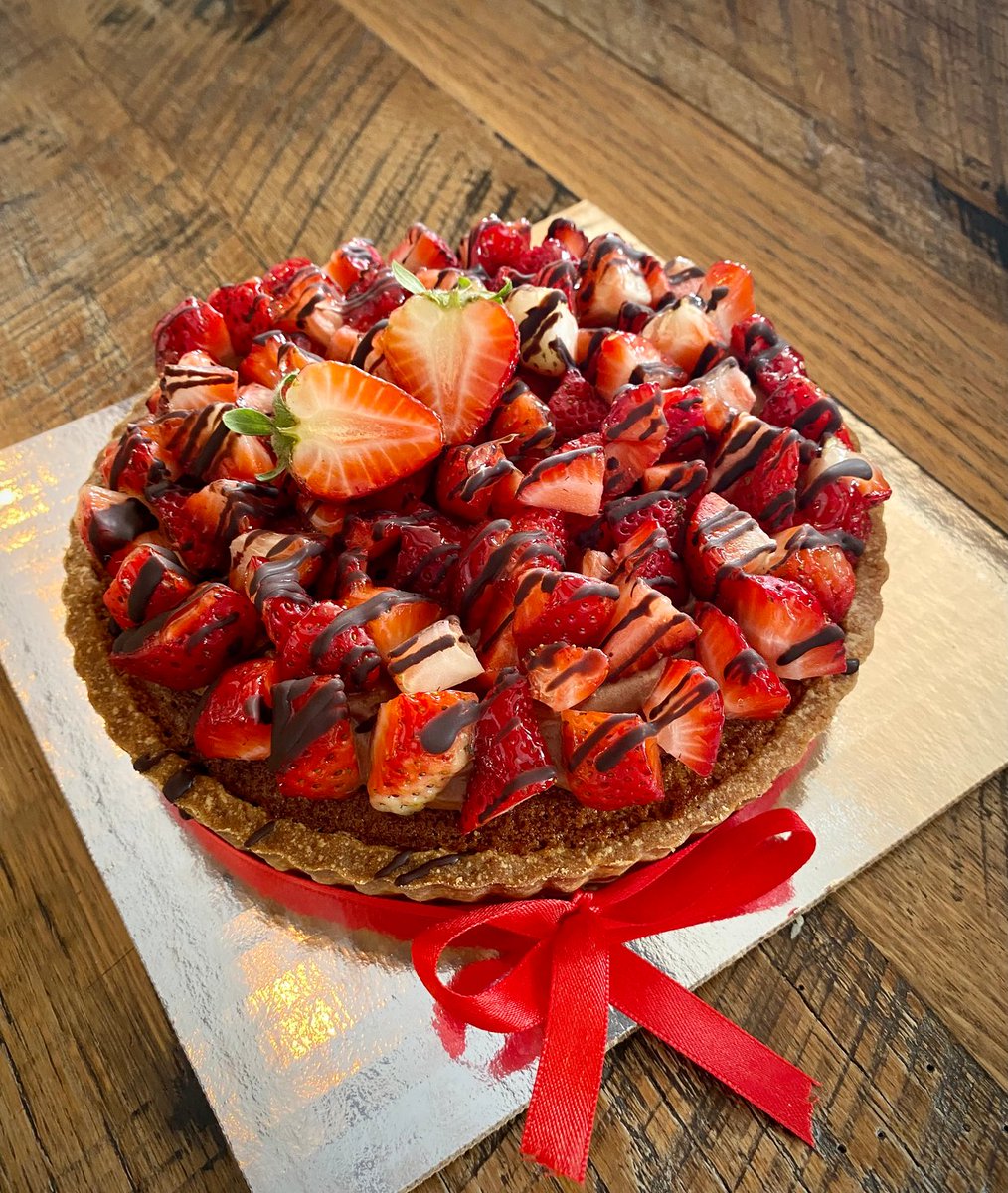 Does your mom require gluten-free? If so, head to @kirari_west, as they are preparing some of their popular gluten-free strawberry chocolate tarts for walk-ins.  #RedondoBeach #SouthBayLA