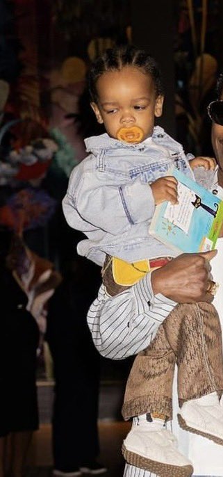 Rza is with his book🥺 he looks so much like Rihanna here