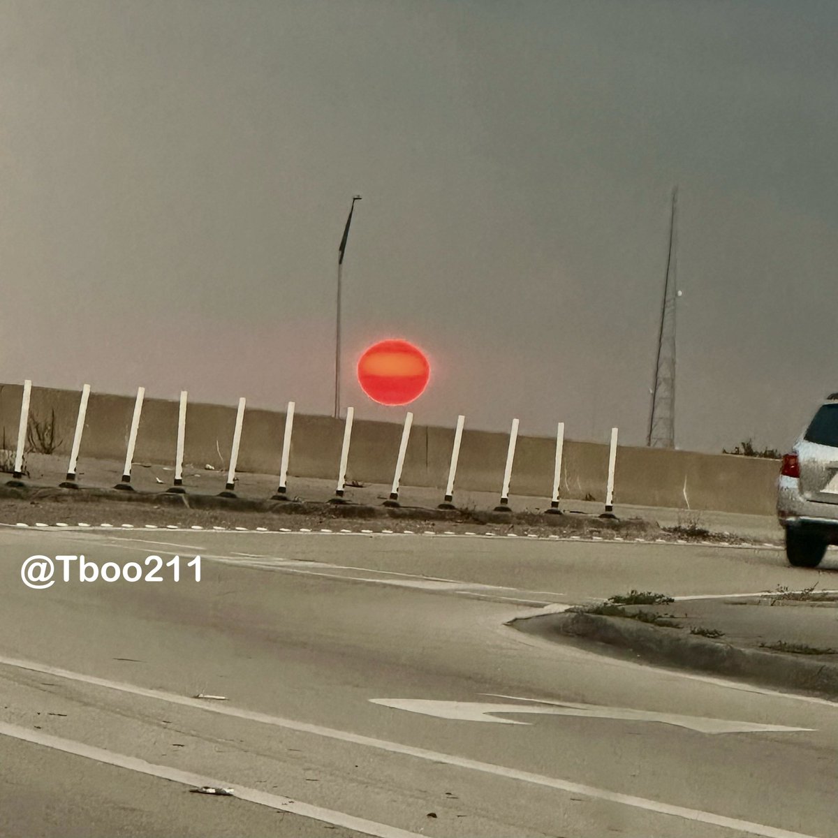 BGatesIsaPyscho's tweet photo. 🇺🇸 Florida, America 

Someone filmed the Sun setting yesterday - no filters.
Does this look normal to you? https://t.co/5KGt9B4F0i