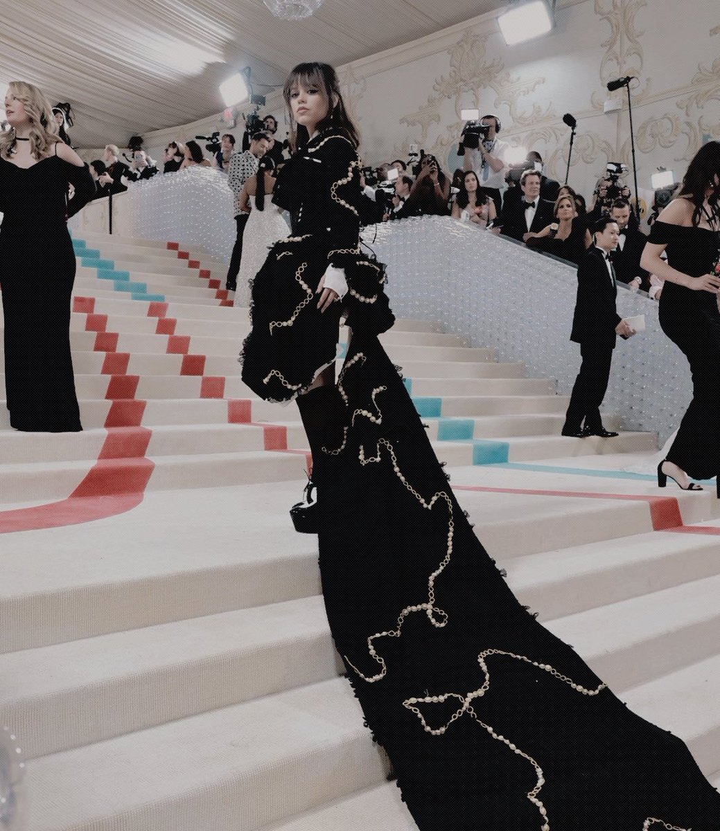 ⠀
⠀
⠀⠀ ❛  el que me pise la cola del vestido amanecerá en mi guillotina y con una mano menos.
⠀
⠀