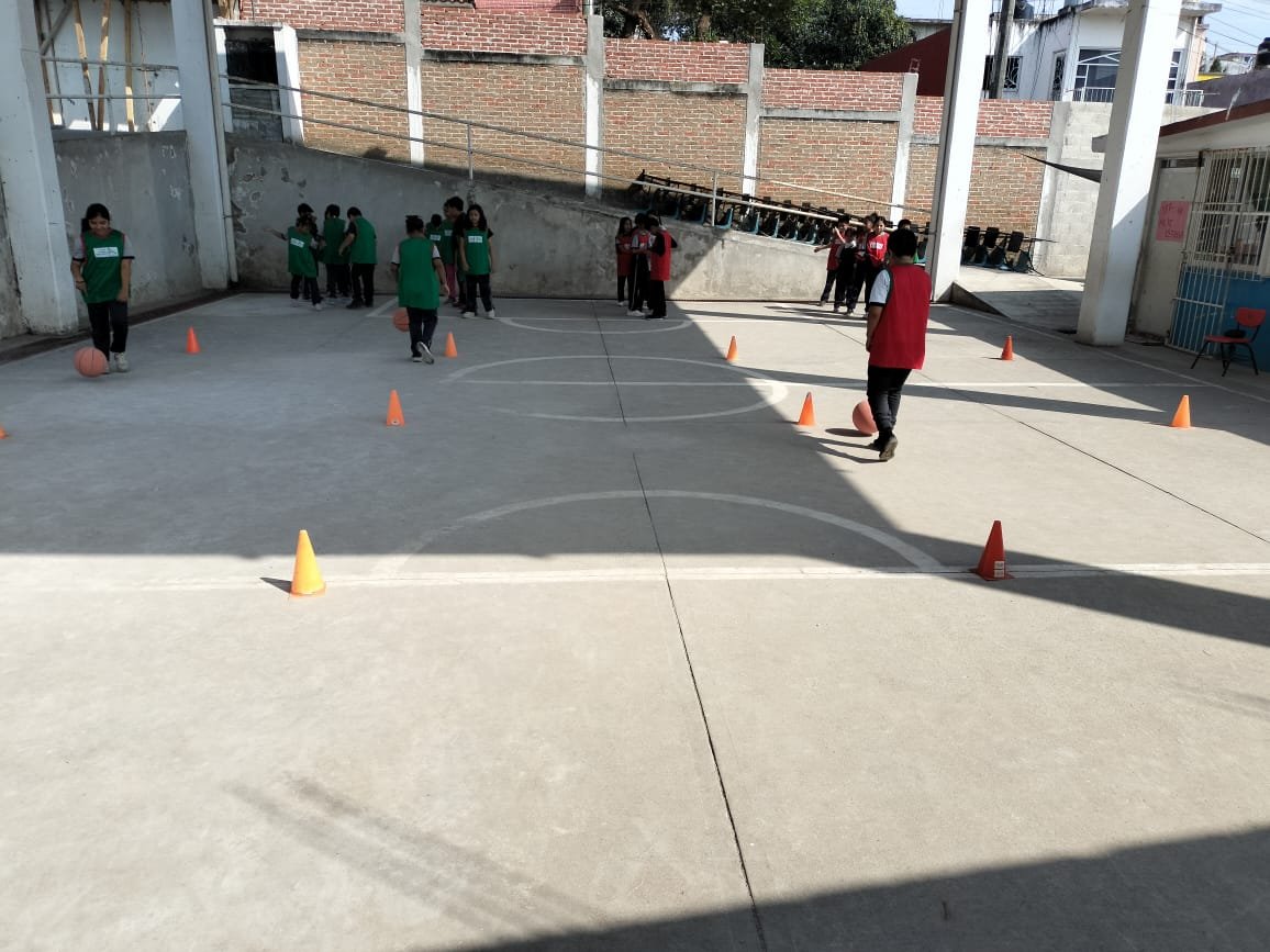 Se enciende el #SemáforoDeportivo 🔴🟡🟢en el estado de Veracruz, con actividad de basquetbol 🏀trabajando mejora en la técnica con el manejo de balón, recorrido y entrega entre compañeros; con las alumnas y alumnos de la Escuela Primaria México-Xalapa.