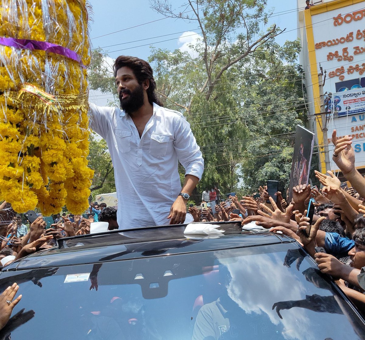 The7Entertain's tweet photo. Allu Arjun visited Nandyal in Andhra Pradesh.
 He went there to show his support to his friend, YSRCP candidate Shilpa Ravi, 
#AlluArjunAtNandyal #AlluArjun #AlluArjunForYSRCP #YSRCP https://t.co/nLlqfXsSy5