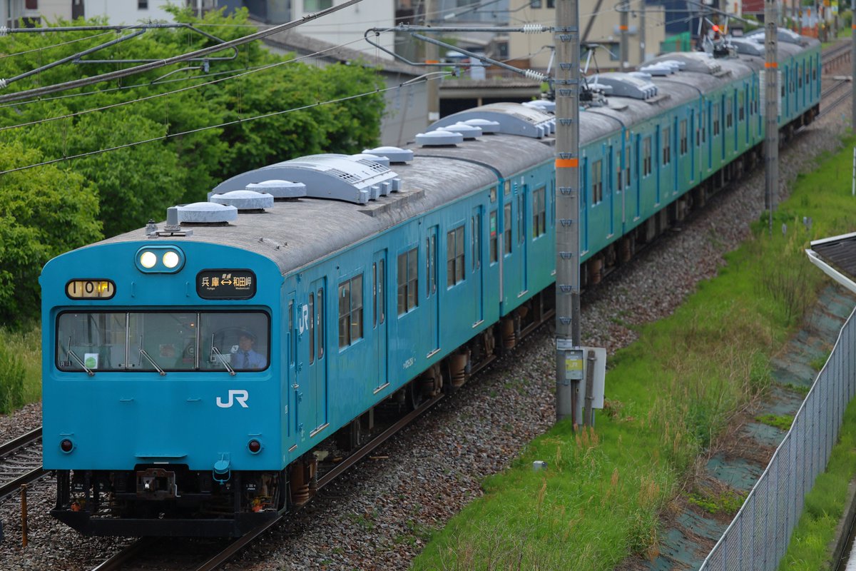 本日の朝練。
「神戸－大阪鉄道開業150周年」記念イベントに伴う103系R1編成の網干総合車両所への回送列車を撮影しました。今日も明るい単焦点135㎜レンズが良い仕事をしてくれました。指差し確認いただきました。

回7781M（103系R1編成）

2024年5月12日　山陽本線