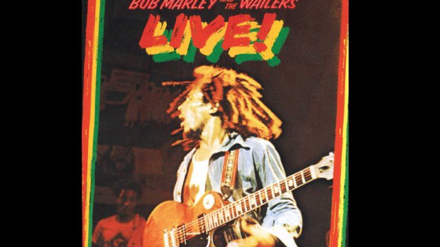 1975年の夏に録音されたボブ・マーリィの歴史的なライブアルバムの一つ『ライブ！』。カリブ海の小さな島国に生まれたレゲエが、世界の舞台へ躍り出る瞬間の熱気が記録されている。(書き手・佐藤剛) tapthepop.net/song/12262