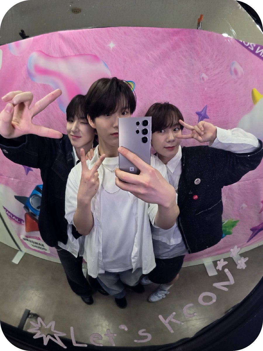 KCON_official's tweet image. [#KCONJAPAN2024]

📸 #NCTWISH MIRROR SELFIE 
📍 MAY 12 (SUN)

Too cute to handle 🤦‍♀️❤️
かわいすぎ🤦‍♀️❤️

🎈2024.05.10.-05.12
✨Let&apos;s #KCON!